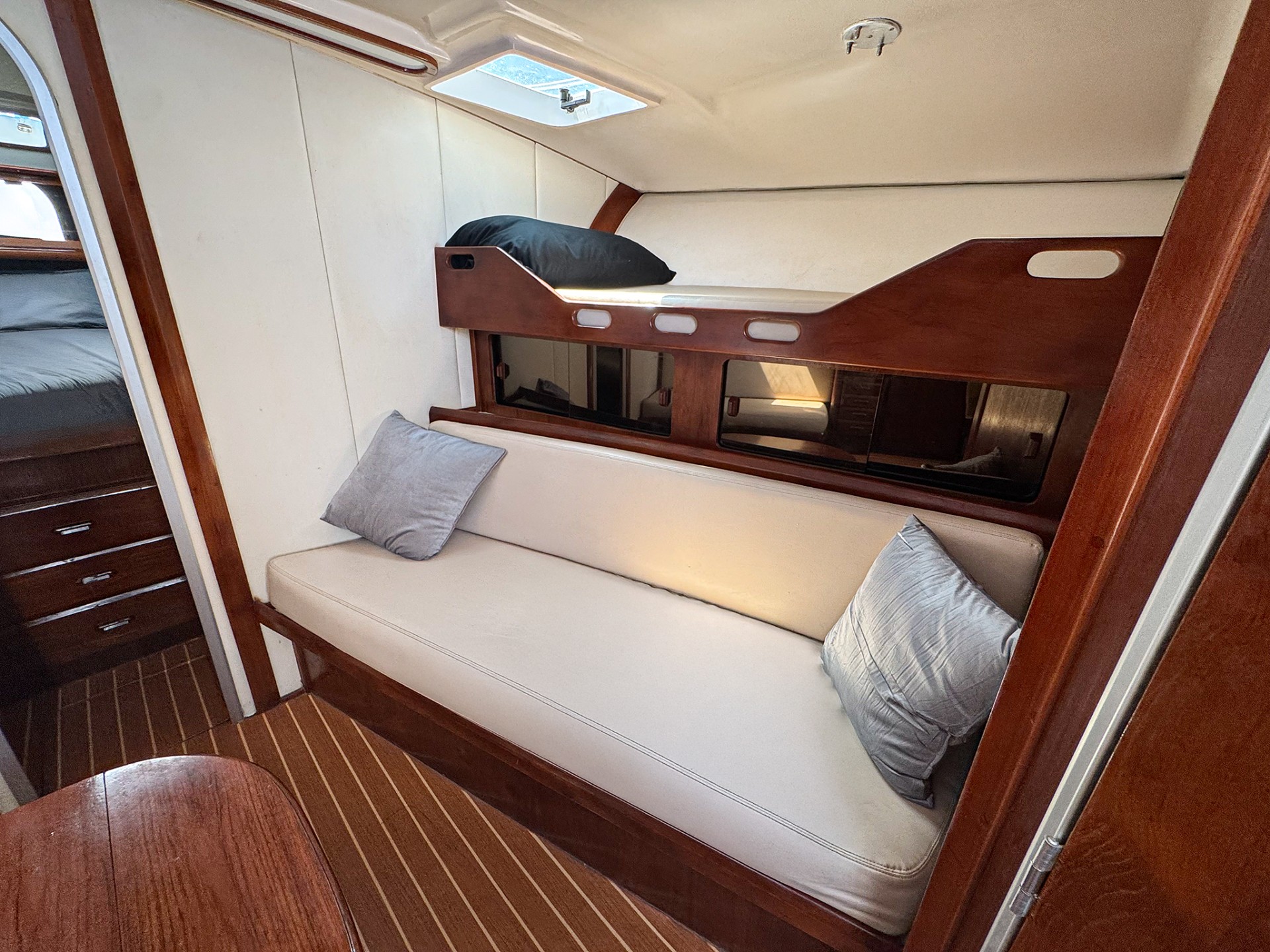 Yacht Photo 38